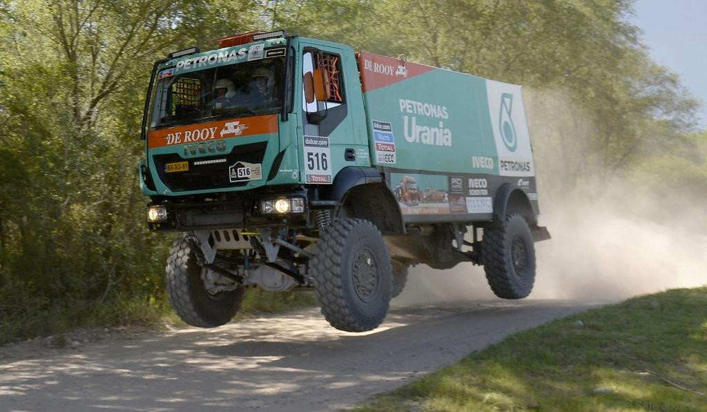 Πόσο μακριά μπορεί να πηδήξει ένα αγωνιστικό φορτηγό της Kamaz (βίντεο)